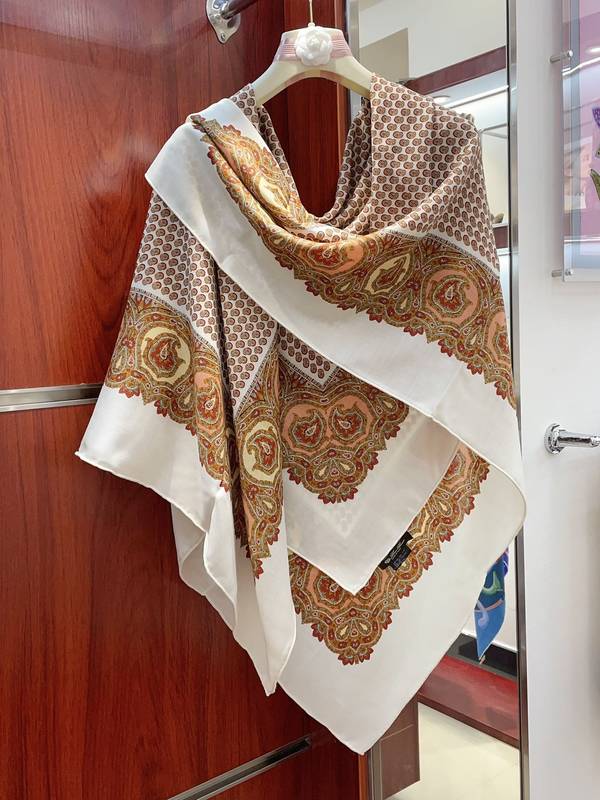 Loro Piana Scarf LPC00060 Loro Piana Scarf LPC00060